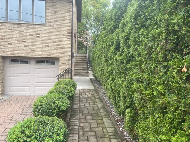 330 10th St, Unit 2nd floor in Palisades Park, NJ - Foto de edificio - Building Photo