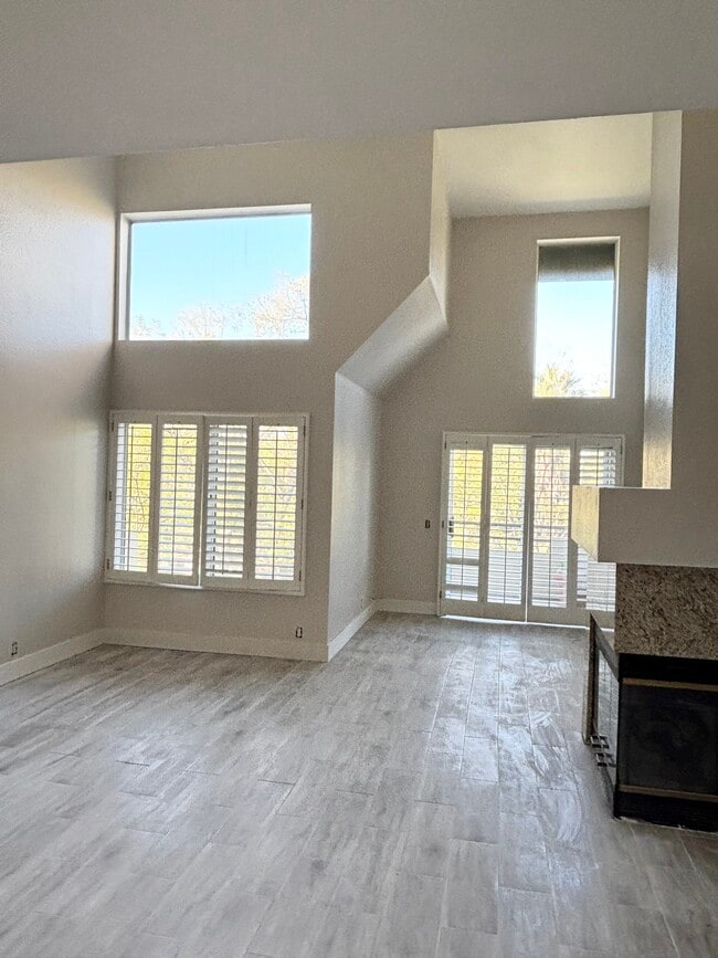 27836 Persimmon in Mission Viejo, CA - Foto de edificio - Building Photo