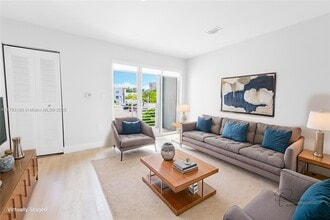 2535 NE 193rd St in Miami, FL - Foto de edificio - Building Photo