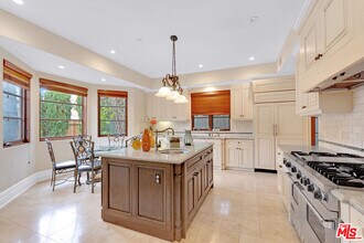 1101 S Gretna Green Way in Los Angeles, CA - Building Photo - Building Photo