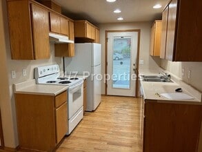 445 E Gloucester St in Gladstone, OR - Building Photo - Building Photo