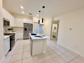 8001 NW 41st St, Unit F-305 in Doral, FL - Building Photo - Building Photo