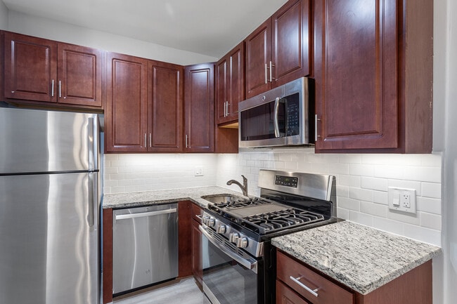 7600 N Sheridan Rd in Chicago, IL - Building Photo - Building Photo