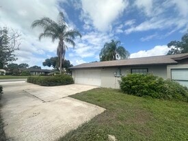 107 Maplewood Dr in Sanford, FL - Building Photo