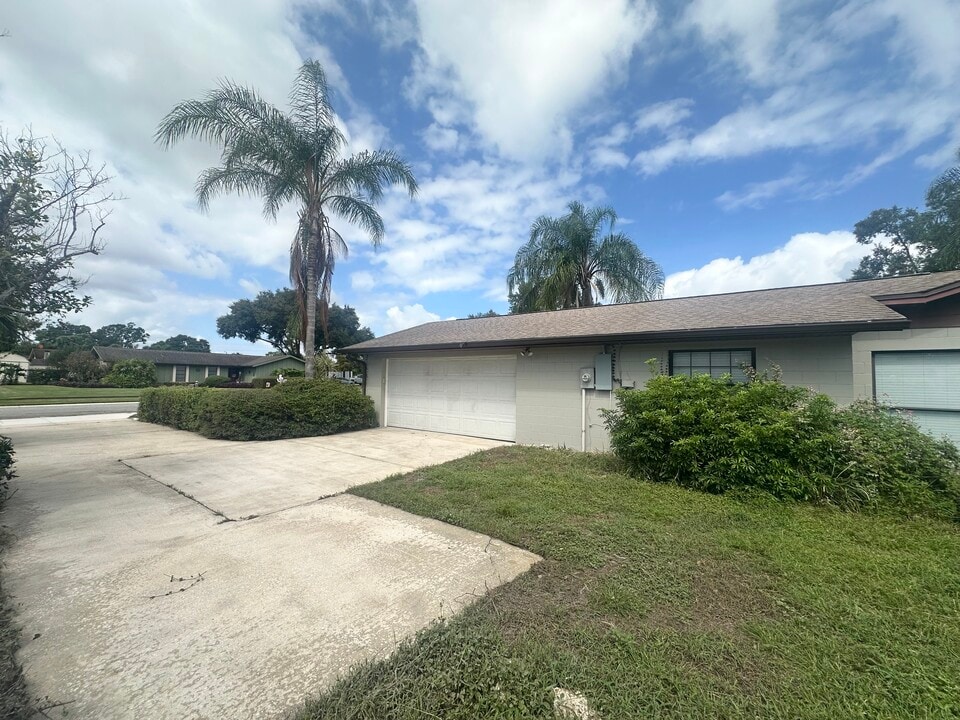107 Maplewood Dr in Sanford, FL - Building Photo