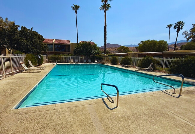 5304 Los Coyotes Dr, Unit 5304 Los Coyotes Drive in Palm Springs, CA - Foto de edificio - Building Photo