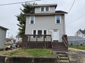 846 Lee Dr in Akron, OH - Building Photo