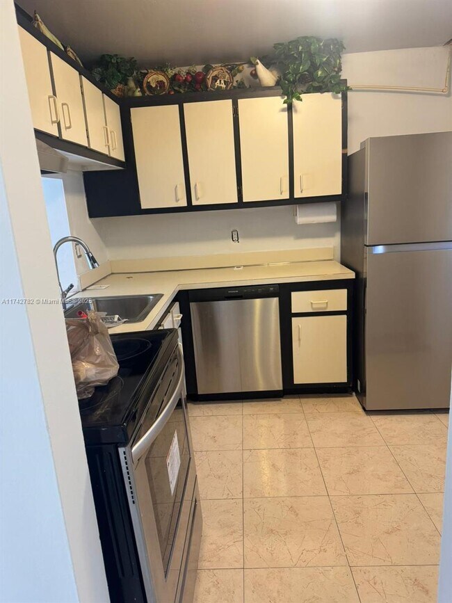 2800 NW 56th Ave in Lauderhill, FL - Building Photo - Building Photo