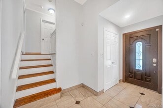 51 Bellwood Dr in New Hyde Park, NY - Building Photo - Building Photo