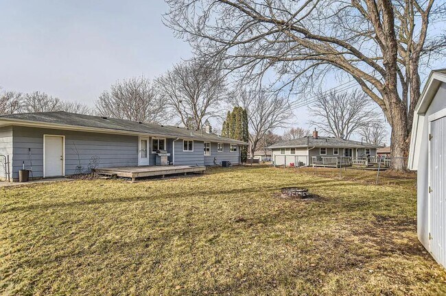 2661 Martin Way in White Bear Lake, MN - Foto de edificio - Building Photo