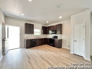 7347 Braes in San Antonio, TX - Building Photo - Building Photo