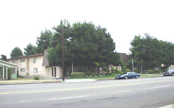 Pine Crest Apartments in Downey, CA - Building Photo - Building Photo