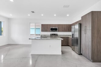 638 NW 15th Ave in Fort Lauderdale, FL - Building Photo - Building Photo