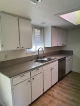 300 Shafer Ln in Jacksonville, OR - Foto de edificio - Building Photo