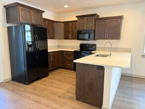 75 NE Cessna Dr in Bend, OR - Building Photo - Building Photo