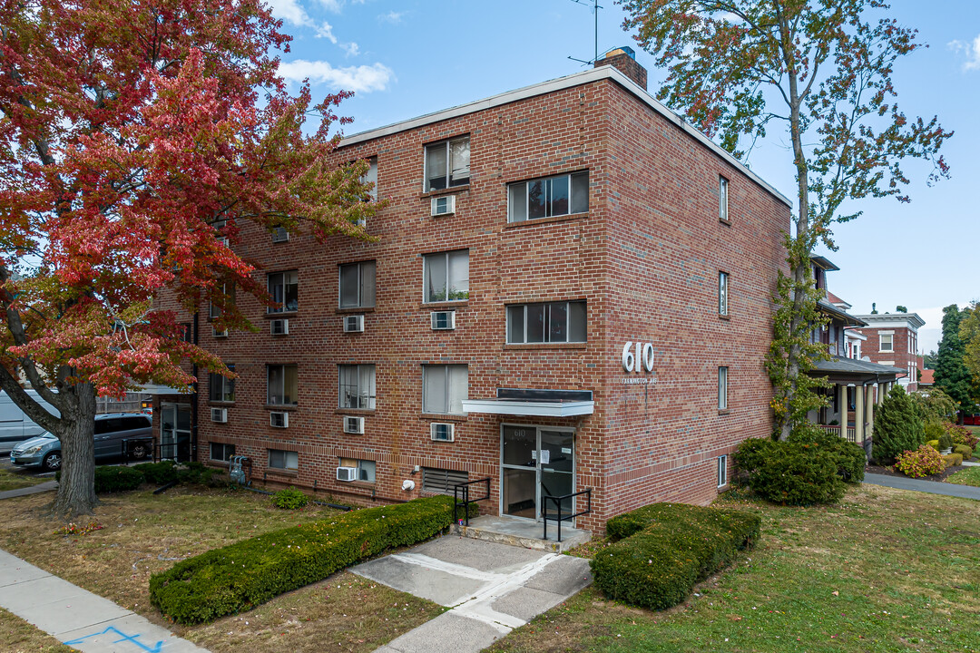 610 Farmington Ave in Hartford, CT - Building Photo