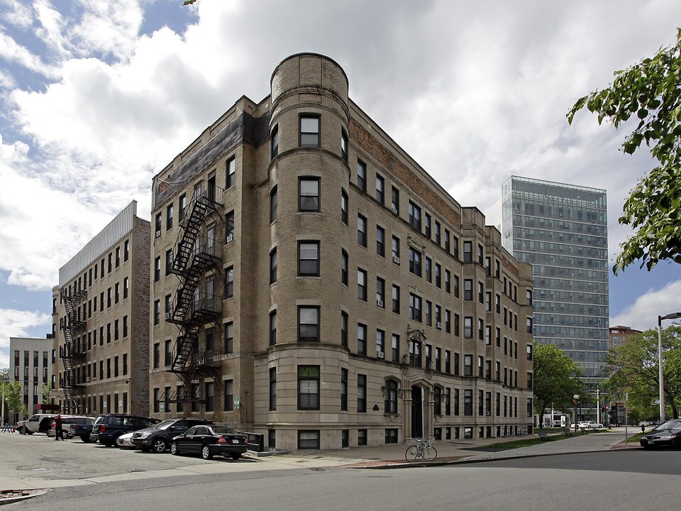 409 Huntington Ave in Boston, MA - Building Photo