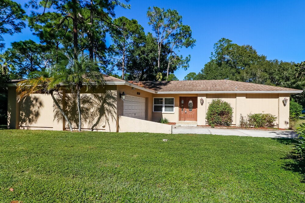 3610 Fairway Forest Dr in Palm Harbor, FL - Foto de edificio