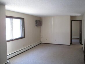 761 S 9th St in Bird Island, MN - Building Photo - Building Photo