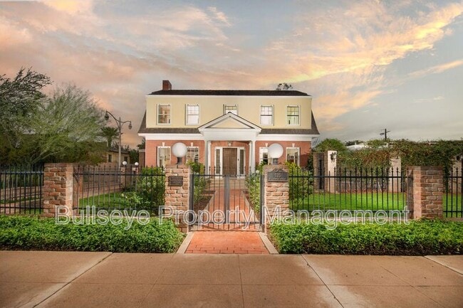 property at 525 W Lynwood St