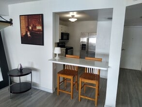 6039 Collins Ave, Unit 1710 in Miami Beach, FL - Foto de edificio - Building Photo