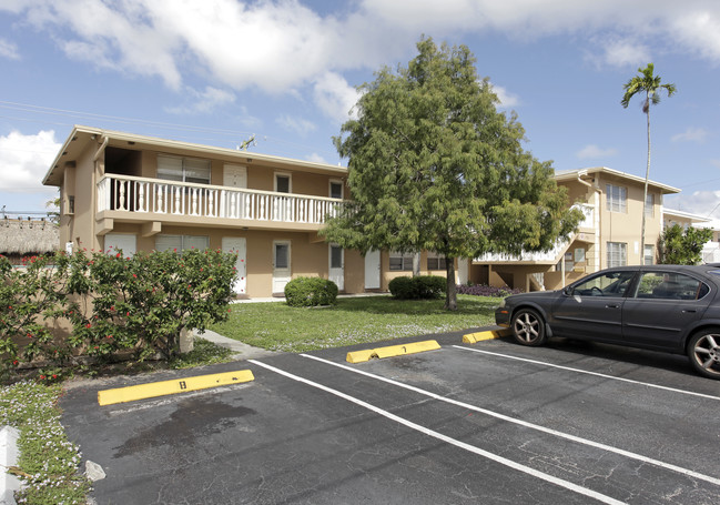 Pinecrest Pointe Apartments in Pompano Beach, FL - Building Photo - Building Photo