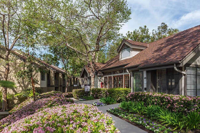 Oak Tree Court Apartment Homes in Placentia, CA - Foto de edificio - Building Photo