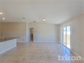 1616 Broad Winged Hawk Dr in Ruskin, FL - Building Photo - Building Photo