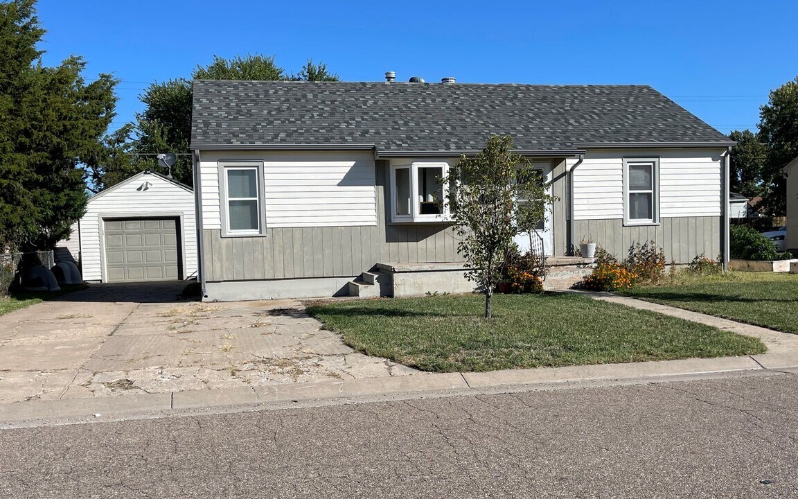 3010 23rd St in Great Bend, KS - Building Photo