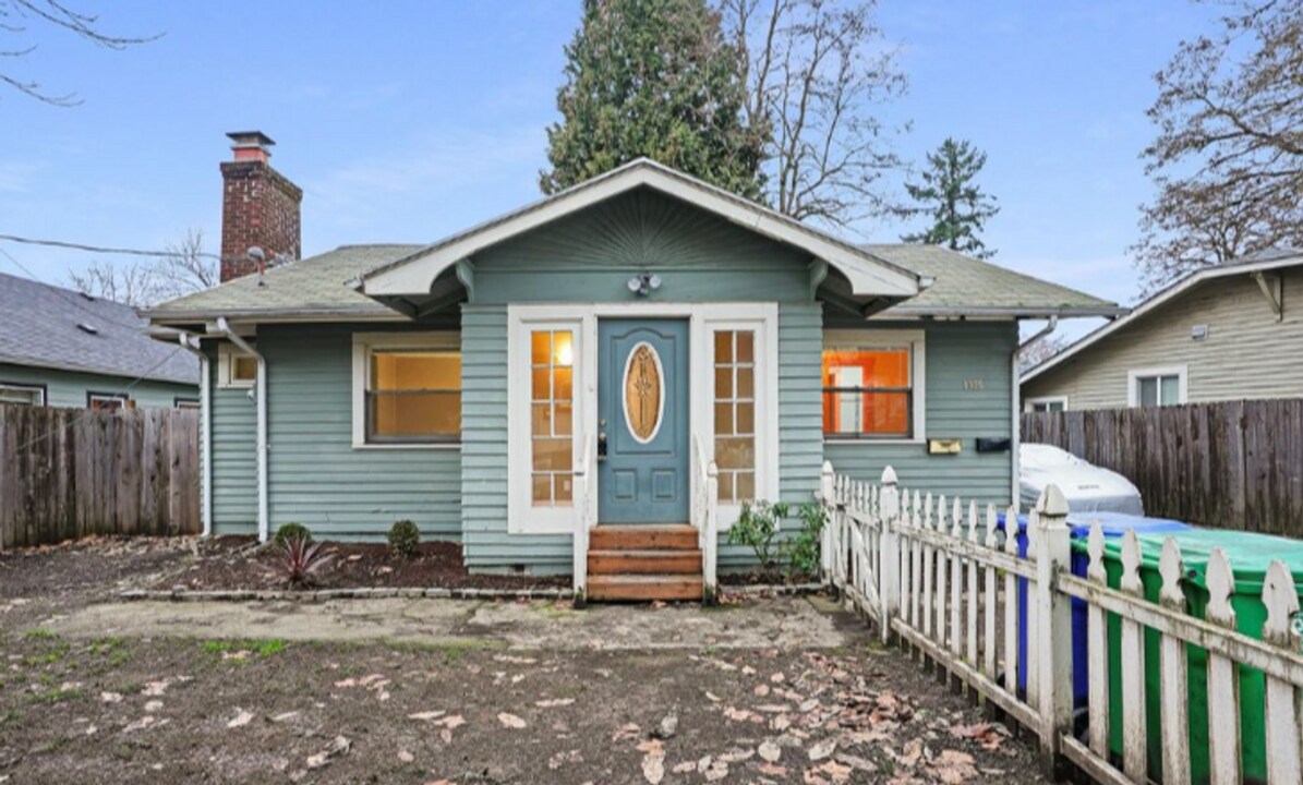 8925 NE Sandy Blvd in Portland, OR - Building Photo