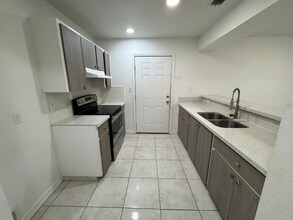 3010 Jake St in Edinburg, TX - Building Photo - Building Photo