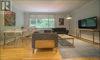 230 S Kingsway in Toronto, ON - Building Photo