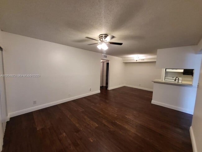 5654 Rock Island Rd in Tamarac, FL - Building Photo - Building Photo