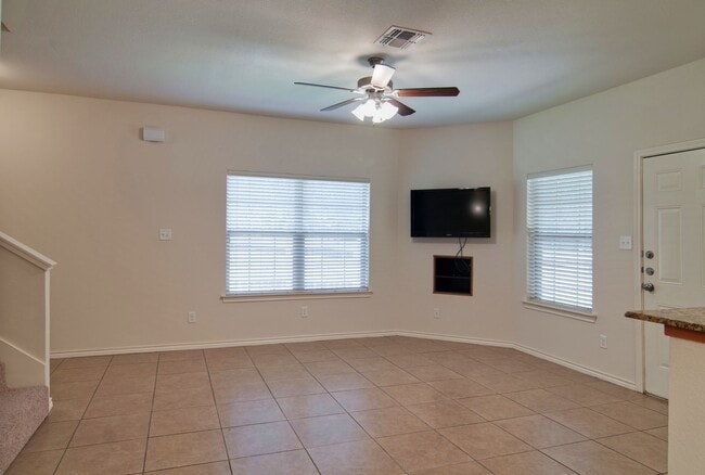 Immediate Move in! HUGE 3/3 duplex just Mi in College Station, TX - Building Photo - Building Photo