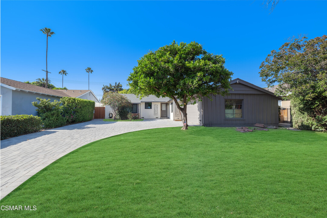 15911 Lemarsh St in Los Angeles, CA - Foto de edificio