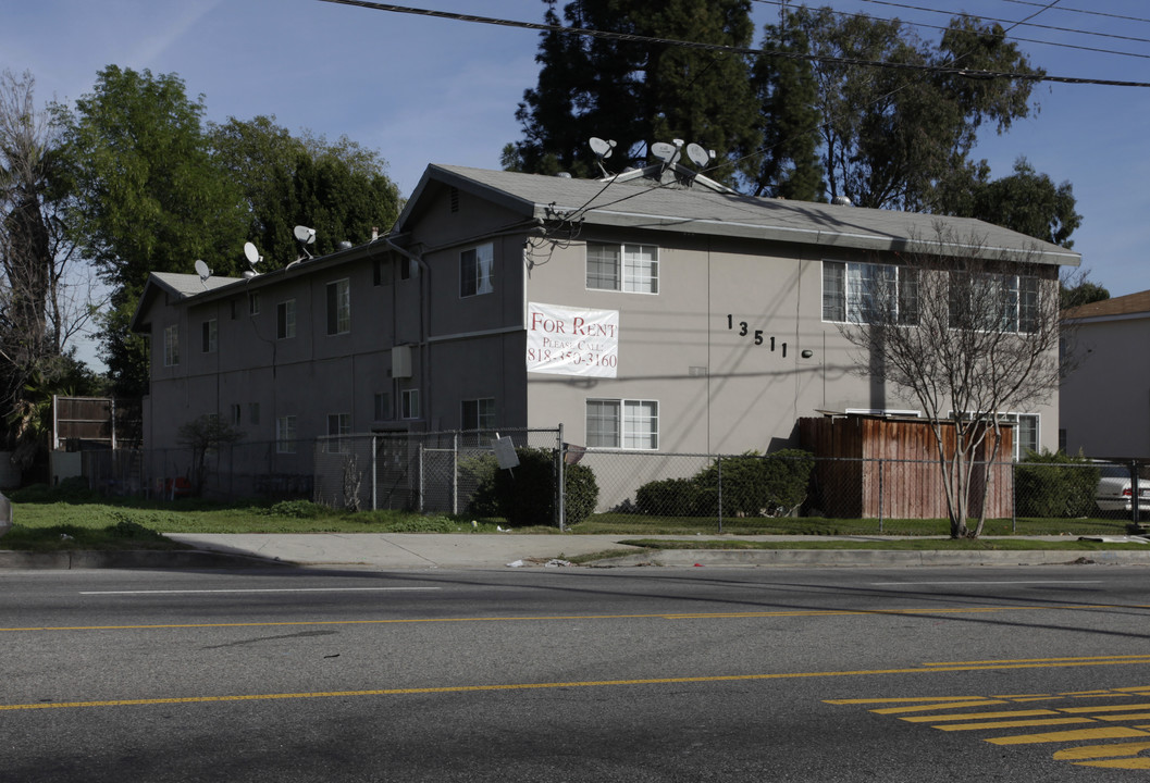 13511 Vanowen St in Van Nuys, CA - Building Photo