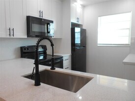 151 Berkley Rd in Hollywood, FL - Building Photo
