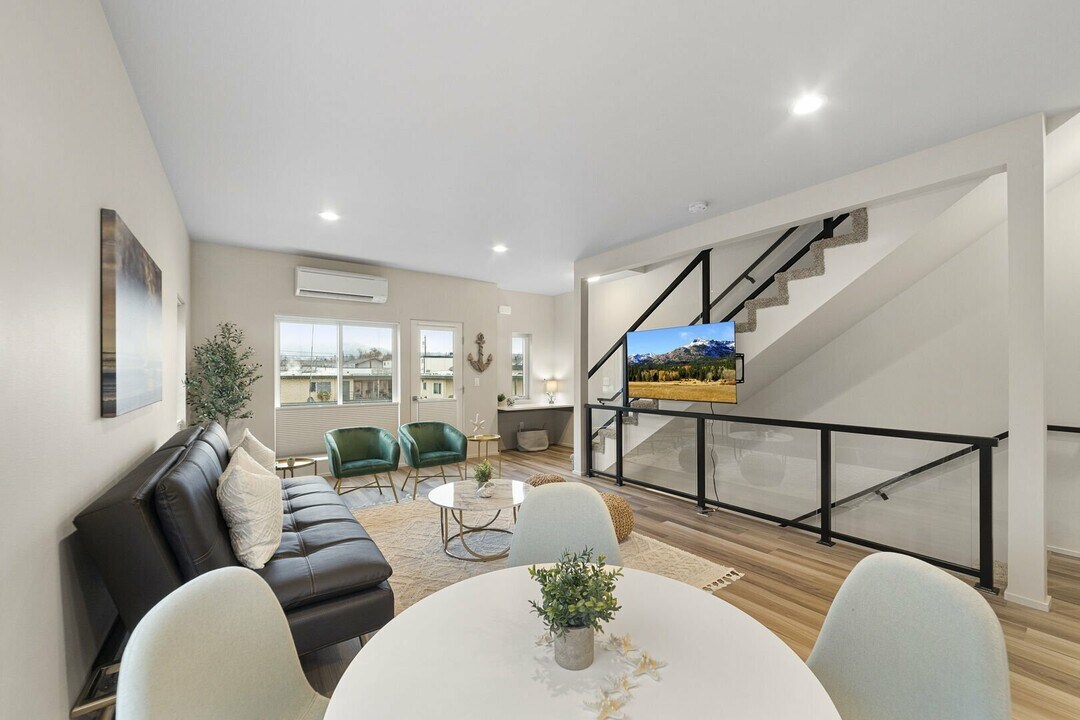 912 21st St in Anacortes, WA - Building Photo