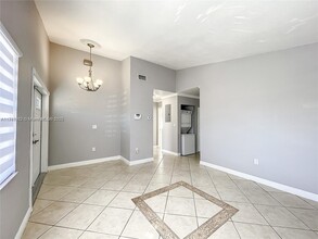 6952 W 25th Ct in Hialeah, FL - Foto de edificio - Building Photo