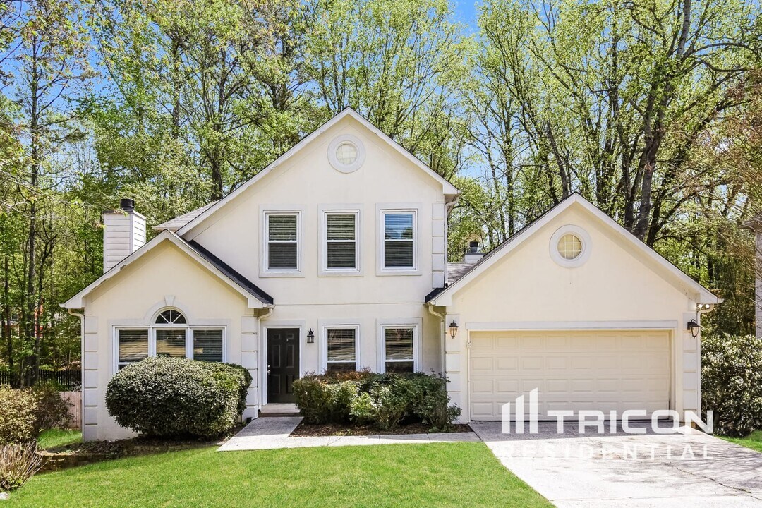 4390 Pinewalk Dr in Alpharetta, GA - Foto de edificio