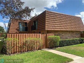 2566 Camelot Ct in Hollywood, FL - Foto de edificio - Building Photo
