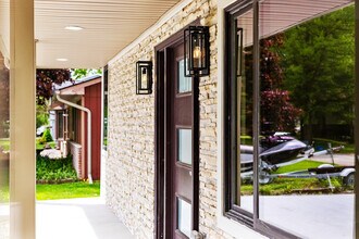 7598 Lake Park Rd in Ira, MI - Foto de edificio - Building Photo
