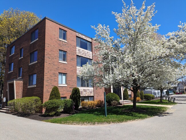 200 W Wyoming Ave, Unit 19 in Melrose, MA - Foto de edificio - Building Photo