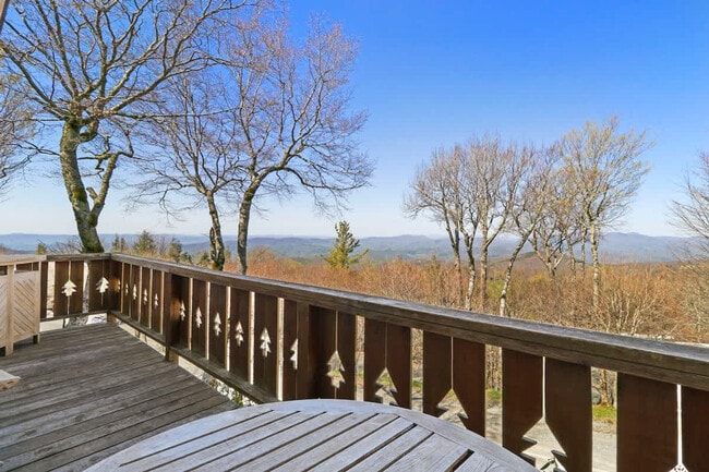 109 N Pinnacle Ridge Rd in Beech Mountain, NC - Building Photo - Building Photo