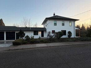 1045 Oakway Rd in Eugene, OR - Building Photo - Building Photo