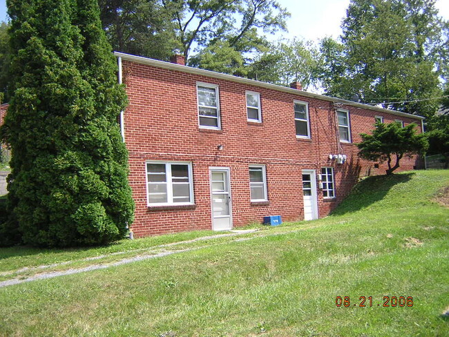 114 Lucas Dr, Unit Lucas Duplex in Blacksburg, VA - Building Photo - Building Photo