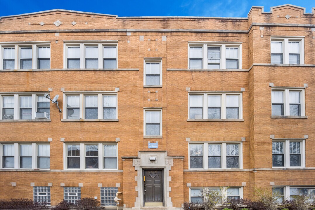4744 W Roscoe St in Chicago, IL - Building Photo