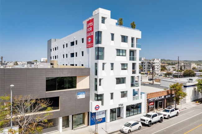 Sloane Square in Los Angeles, CA - Foto de edificio - Building Photo