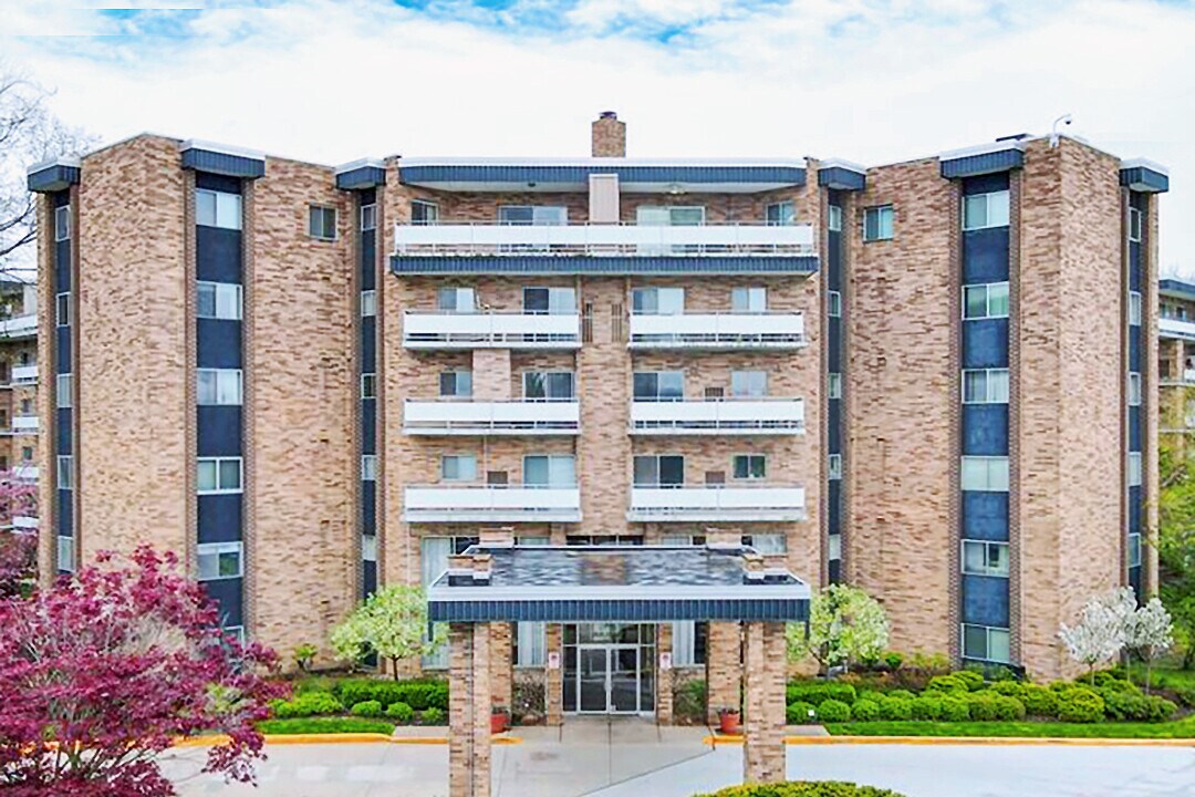 2112 Acacia Park Dr, Unit 424 in Lyndhurst, OH - Building Photo