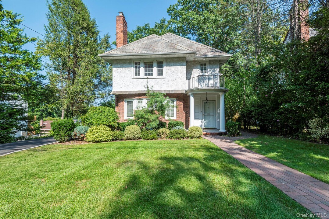 11 4th Rd in Great Neck, NY - Building Photo